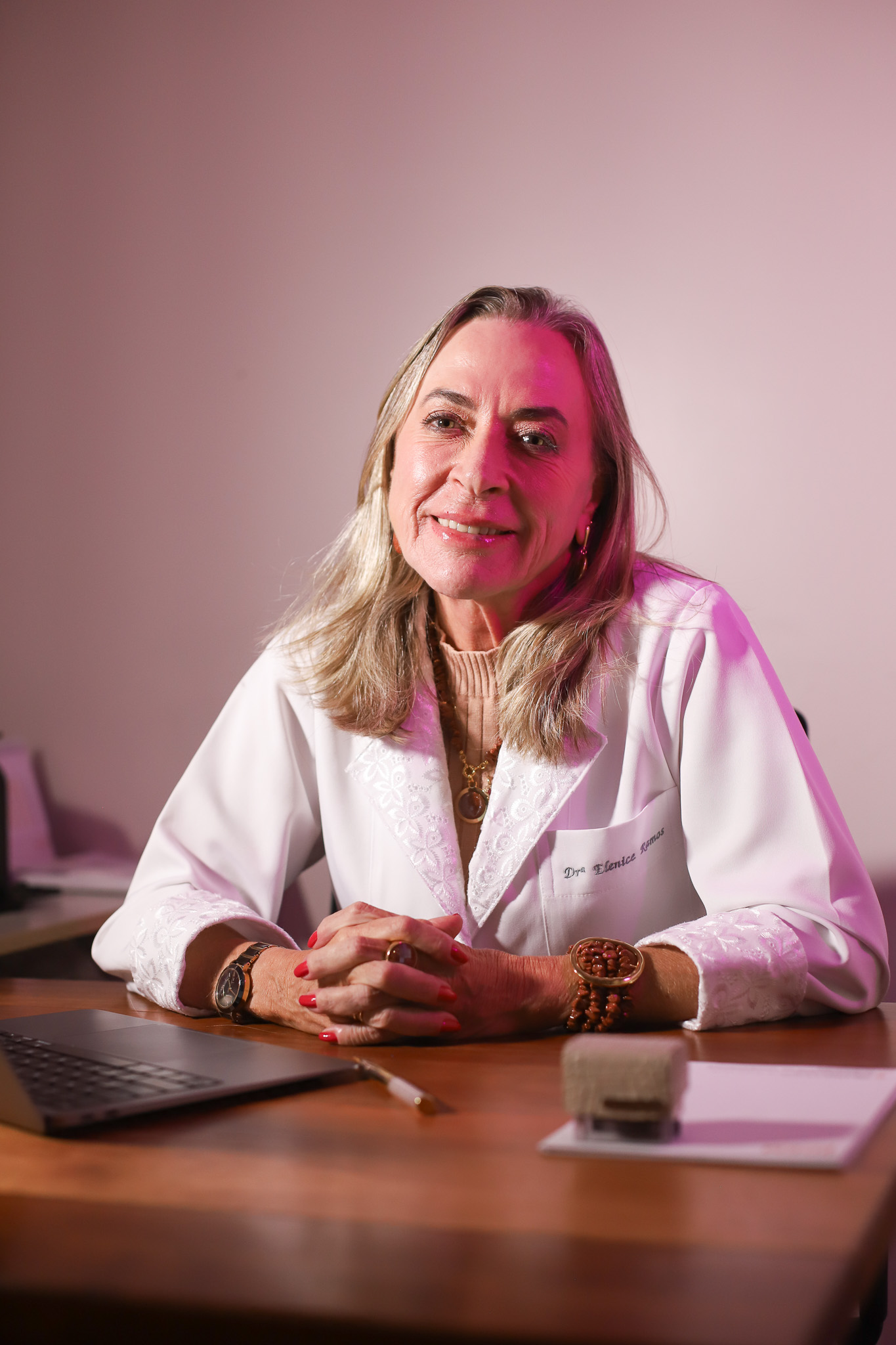 Dra. Elenice Ramos em seu consultório